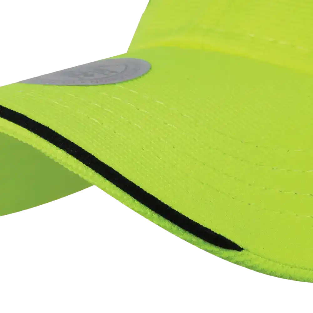 UV Protection lippis omalla logolla. Lähikuva signaaliraidasta.