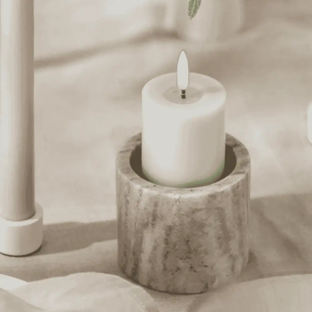 Uyuni 'Melted' LED-kynttilä luomassa lämmintä tunnelmaa pöydällä – kaunis henkilöstölahja