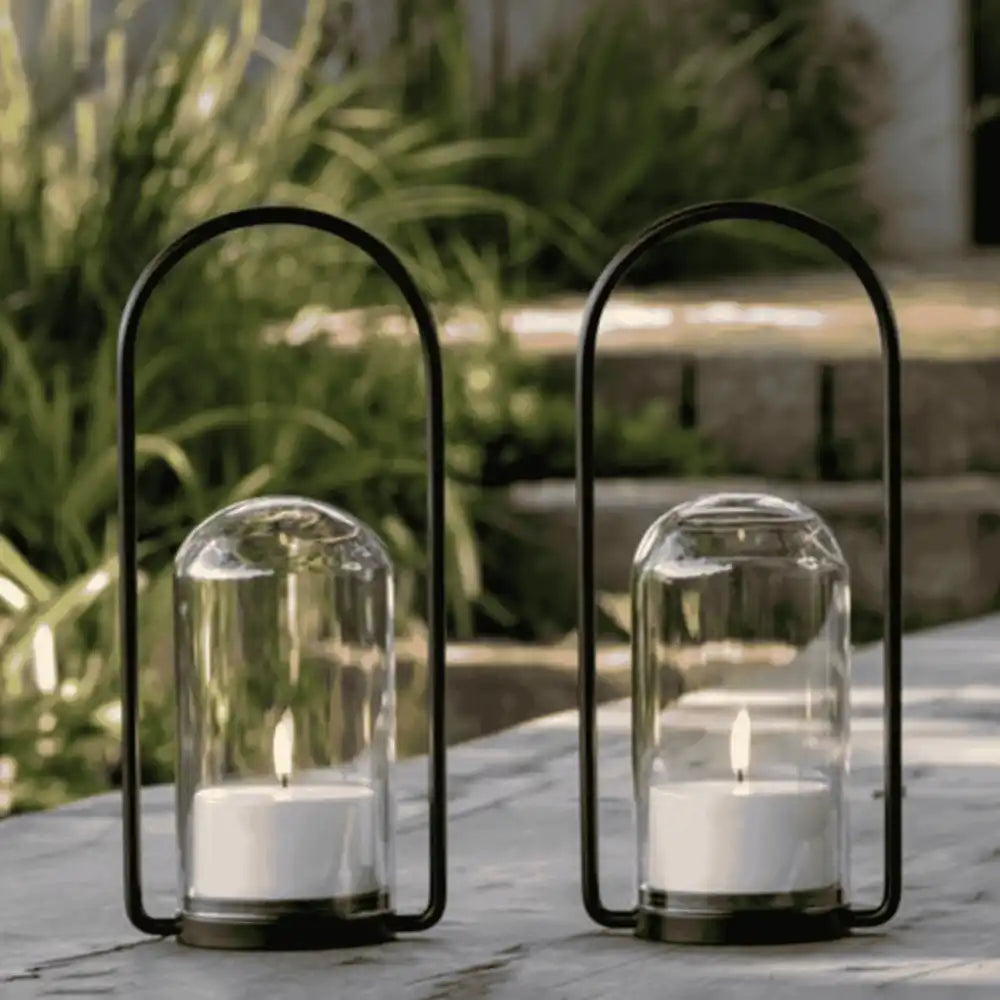 Kaksi Uyuni Outdoor Lyhty 2.0 -settiĂ€ luomassa tunnelmaa ulkona pöydĂ€llĂ€ â sÀÀnkestĂ€vĂ€ kesĂ€lahja