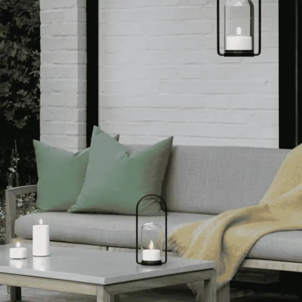 Monikäyttöiset Uyuni Outdoor Lyhty 2.0 -setit: toinen pöydällä, toinen ripustettuna – tyylikäs lahjaidea