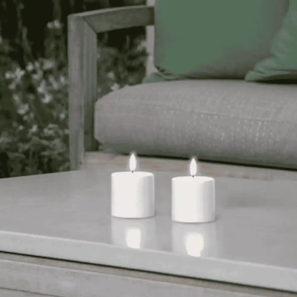 Kaksi Uyuni ladattavaa pöytäkynttilää luomassa lämmintä tunnelmaa olohuoneen pöydällä