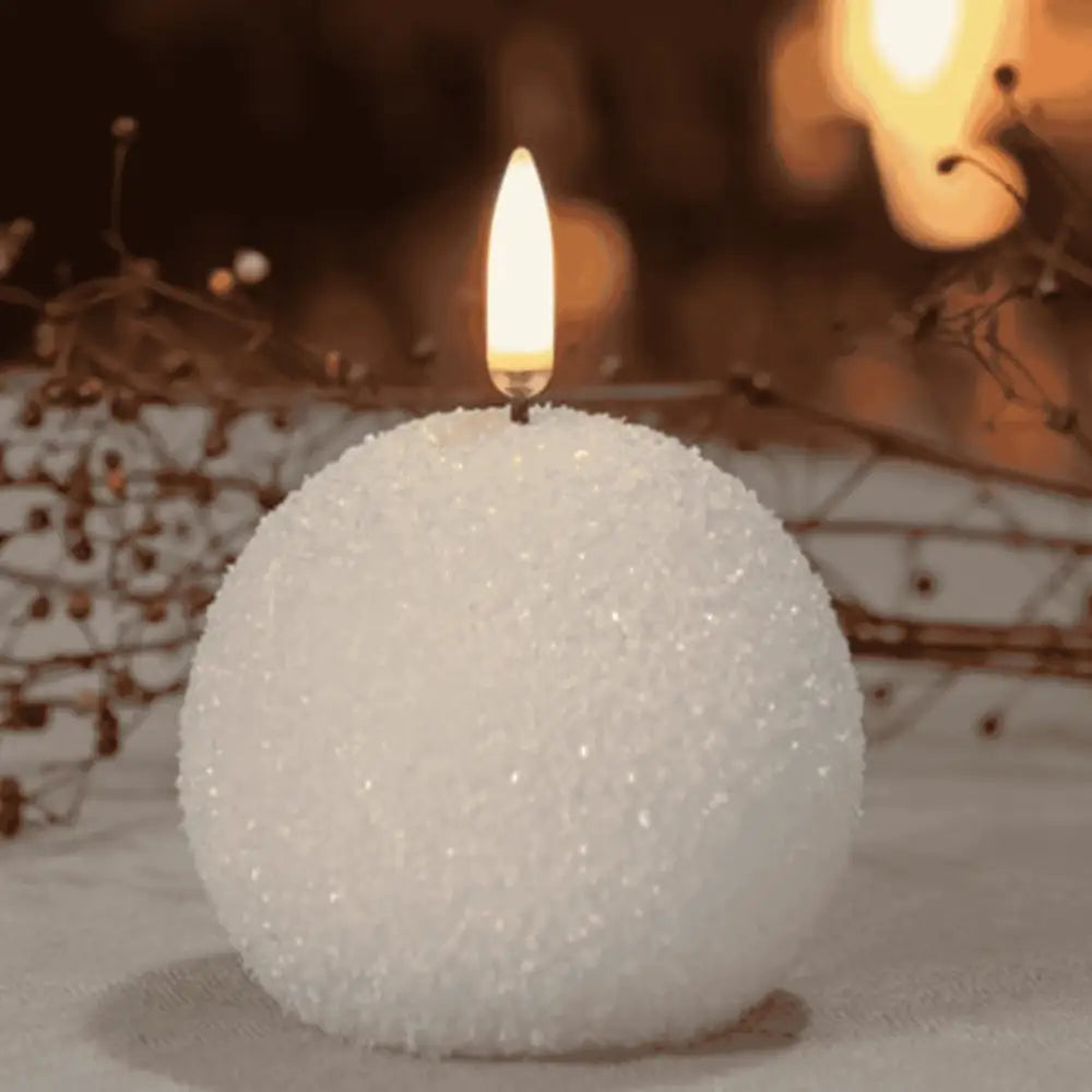 Uyuni Snowball LED-kynttilä luomassa tunnelmaa pöydällä – turvallinen joulukoriste