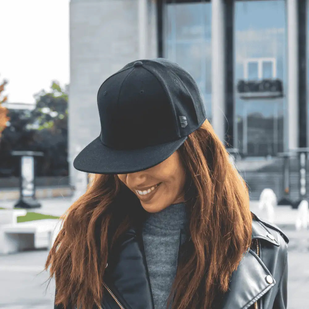 Varastolippalakit omalla logolla yrityksille ja urheiluseuroille.