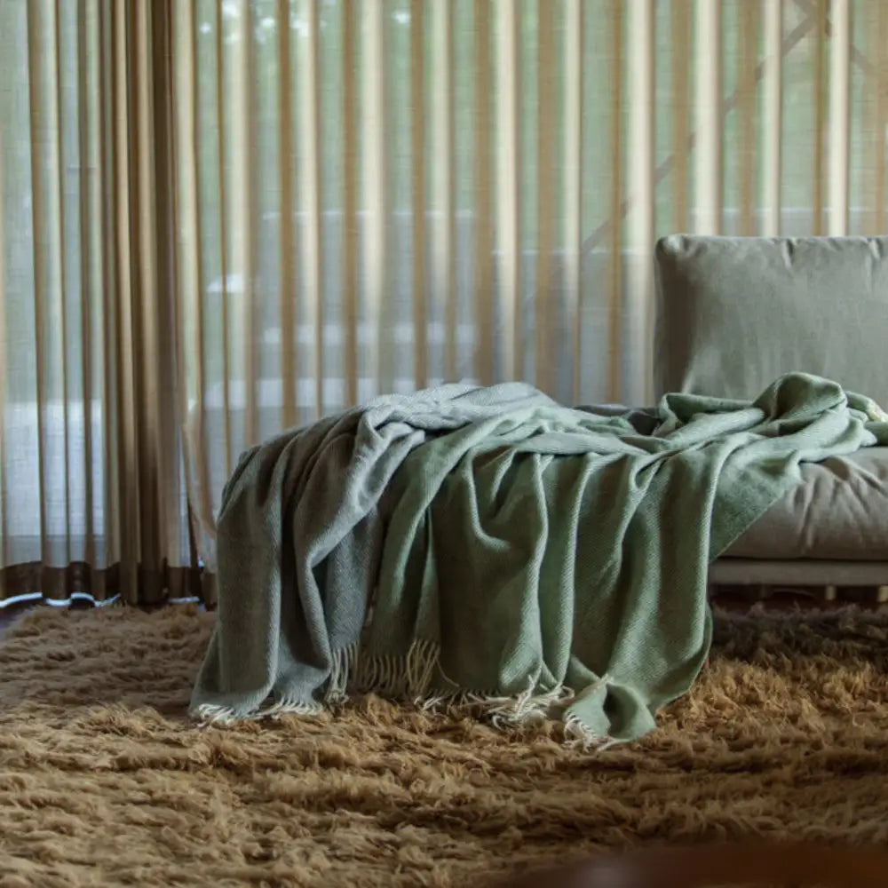 Villaviltti Winton käytössä tyylikkäästi sohvalla - Yritys joululahja-