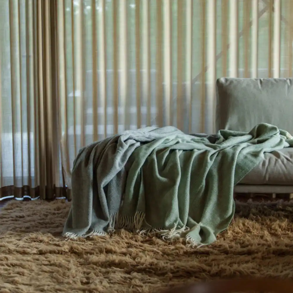 Villaviltti Winton käytössä tyylikkäästi sohvalla - Yritys joululahja-