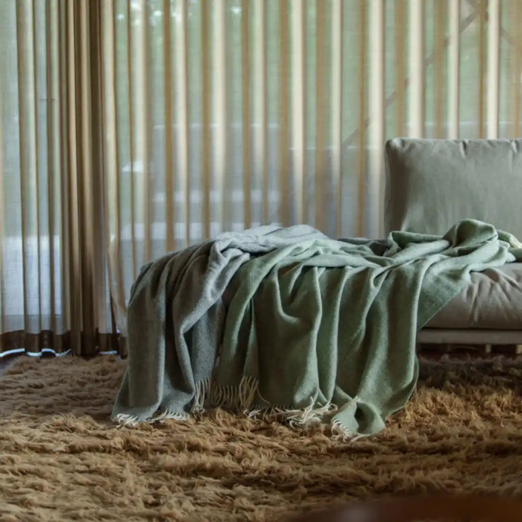 Villaviltti Winton käytössä tyylikkäästi sohvalla - Yritys joululahja-