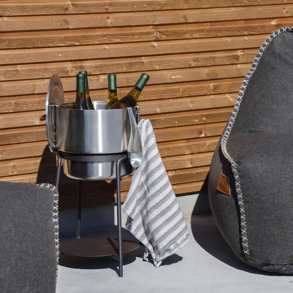 Eristetty SACKit Wine Bucket Ø22 pitää neljä pulloa kylmänä terassijuhlissa – arvostettu joululahja