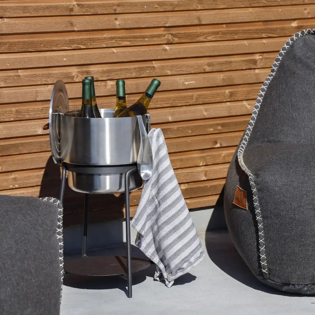 Eristetty SACKit Wine Bucket Ø22 pitää neljä pulloa kylmänä terassijuhlissa – arvostettu joululahja