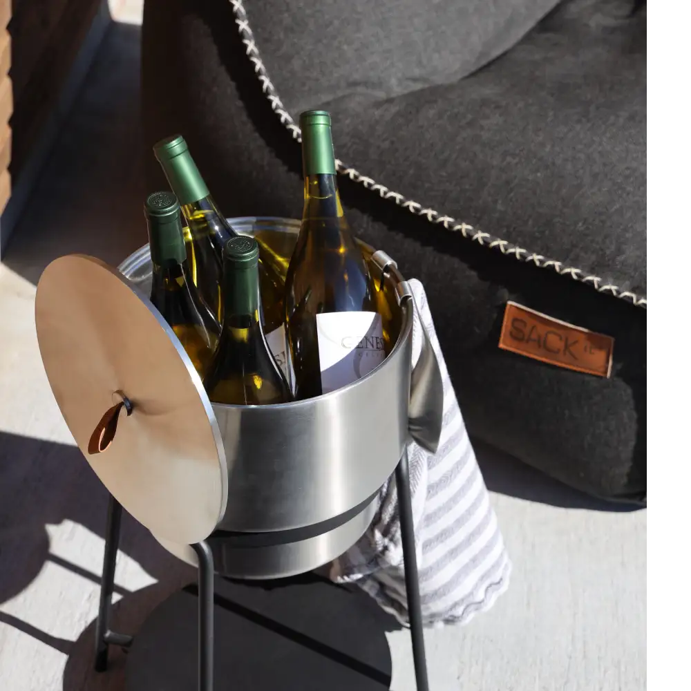 SACKit Wine Bucket Ø22 täytettynä viinipulloilla ulkokäytössä – tyylikäs yrityslahja juhliin