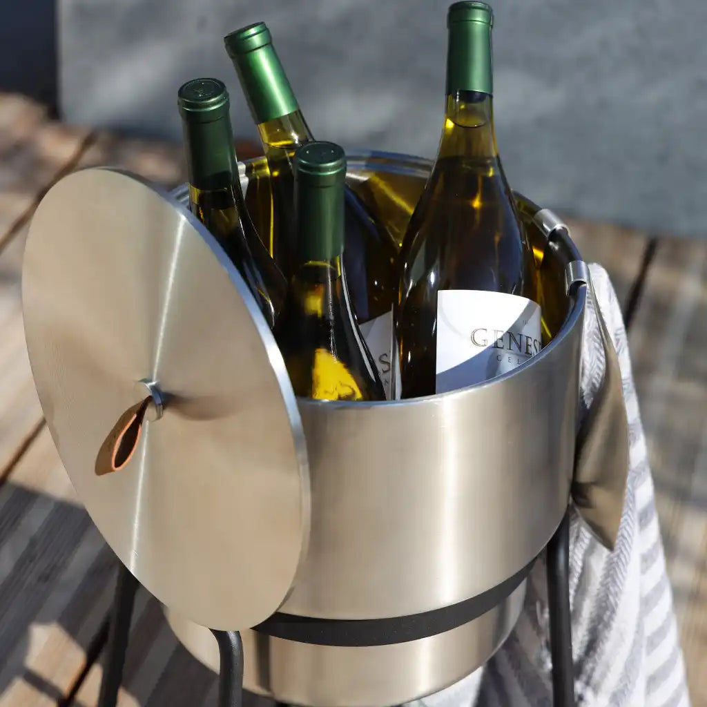 Tilava SACKit Wine Bucket Ø22 neljällä viinipullolla patiolla – premium-kesälahja