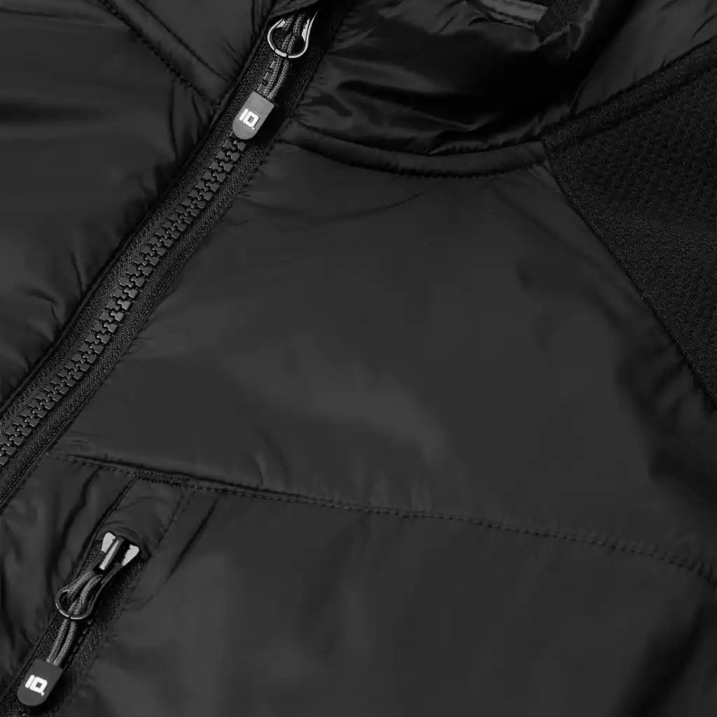 Yksityiskohta: rintatasku ja kaulus vetoketjuineen (Hybrid Jacket 0720)