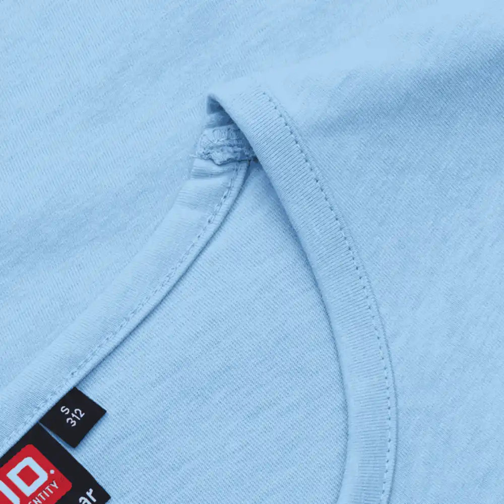 Vaaleansininen PRO Wear naisten T-paita ID® 0312 – lähikuva kauluksesta, tuplaompeleet ja laadukas resori
