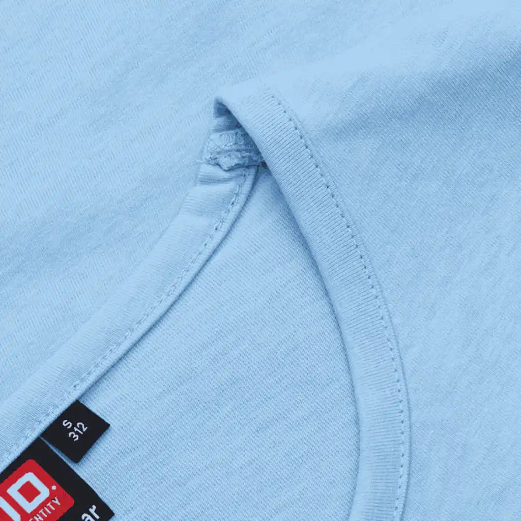 Vaaleansininen PRO Wear naisten T-paita ID® 0312 – lähikuva kauluksesta, tuplaompeleet ja laadukas resori
