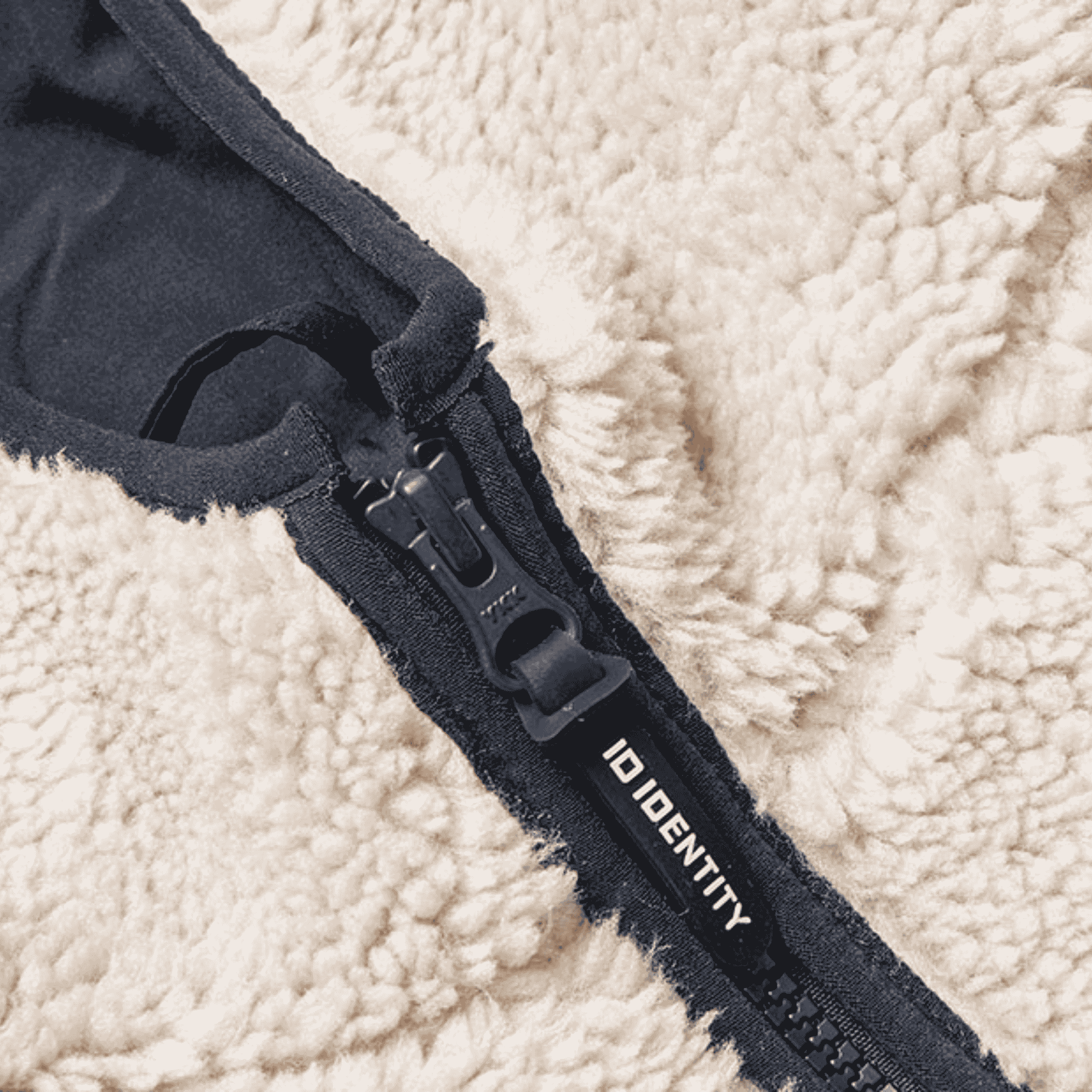 Pile Fleece Jacket miehille – lähikuva kauluksesta ja YKK-vetoketjusta