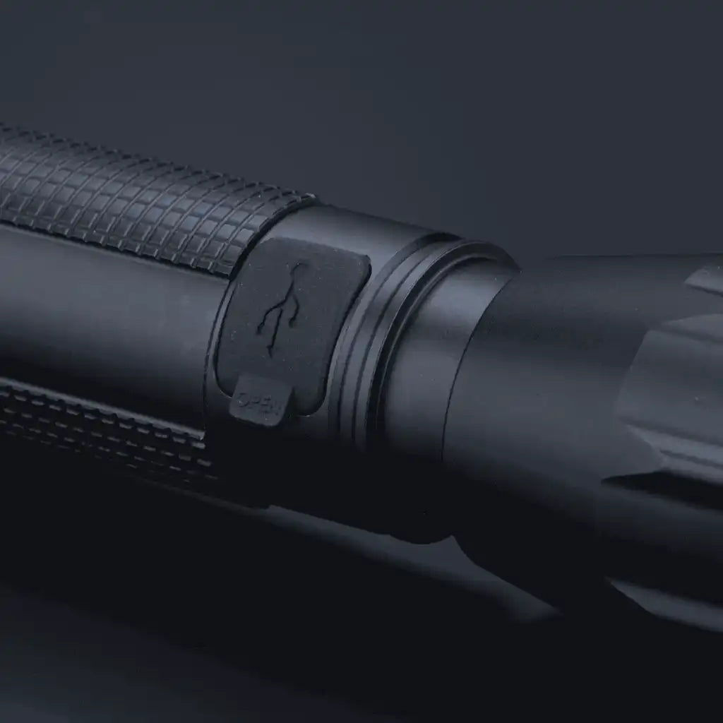 Optima Large -taskulampun latausportti suljettuna säänkestävällä kumitiivisteellä (IP64)