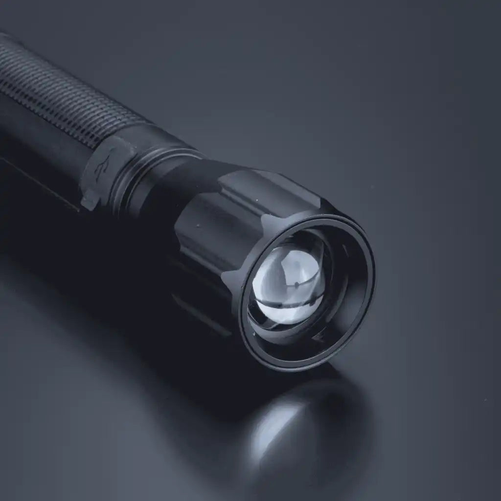 Lähikuva Optima Large -taskulampun säädettävästä zoom-valokeilasta ja linssistä