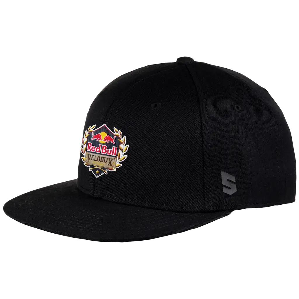 Sabbot Flex fitted lippalakki logolla – DTF-painatus etupaneeliin, tarkka yksityiskohtainen toteutus digi painatuksella.