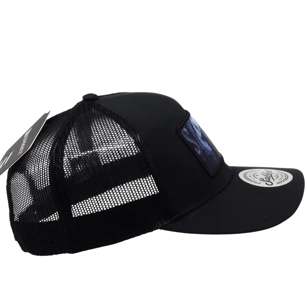 Sabbot Wolf – miesten baseball-lippalakki sivuprofiilista, hengittävä mesh-tausta ja snapback-säätö