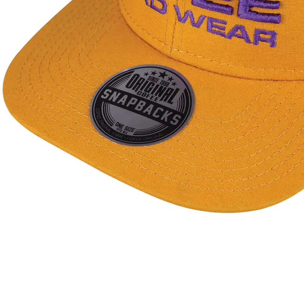 Snap Mesh coFEE 2025 suoralippa snapback lippalakki – lähikuva lipan tikkauksista ja viimeistelystä, omalla logolla