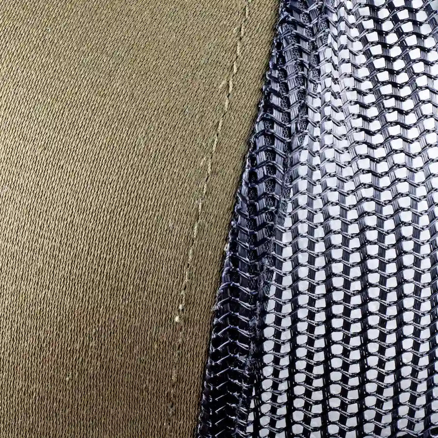 5 panel lippis omalla logolla. Lähi kuva materiaaleista missä vaihtuu mesh verkkoon