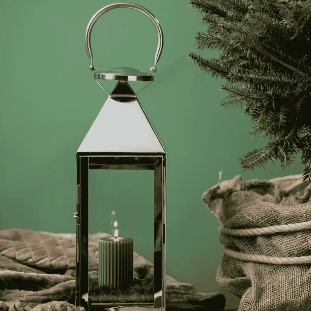 Lord Nelson Tallilyhty luomassa lämmintä tunnelmaa palavan kynttilän kanssa – täydellinen joululahja