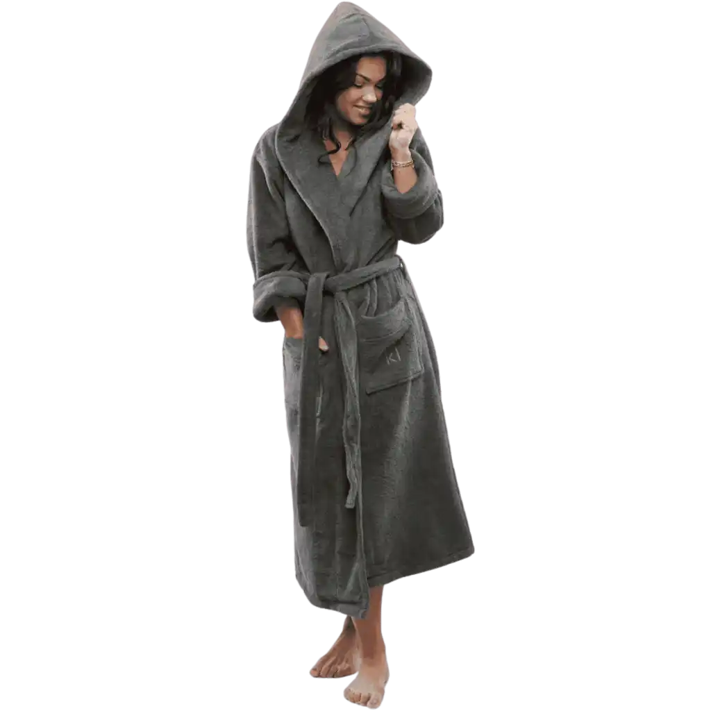 Nainen yllään tummanharmaa Kosta Linnewäfveri froteekylpytakki – mukava liikelahja