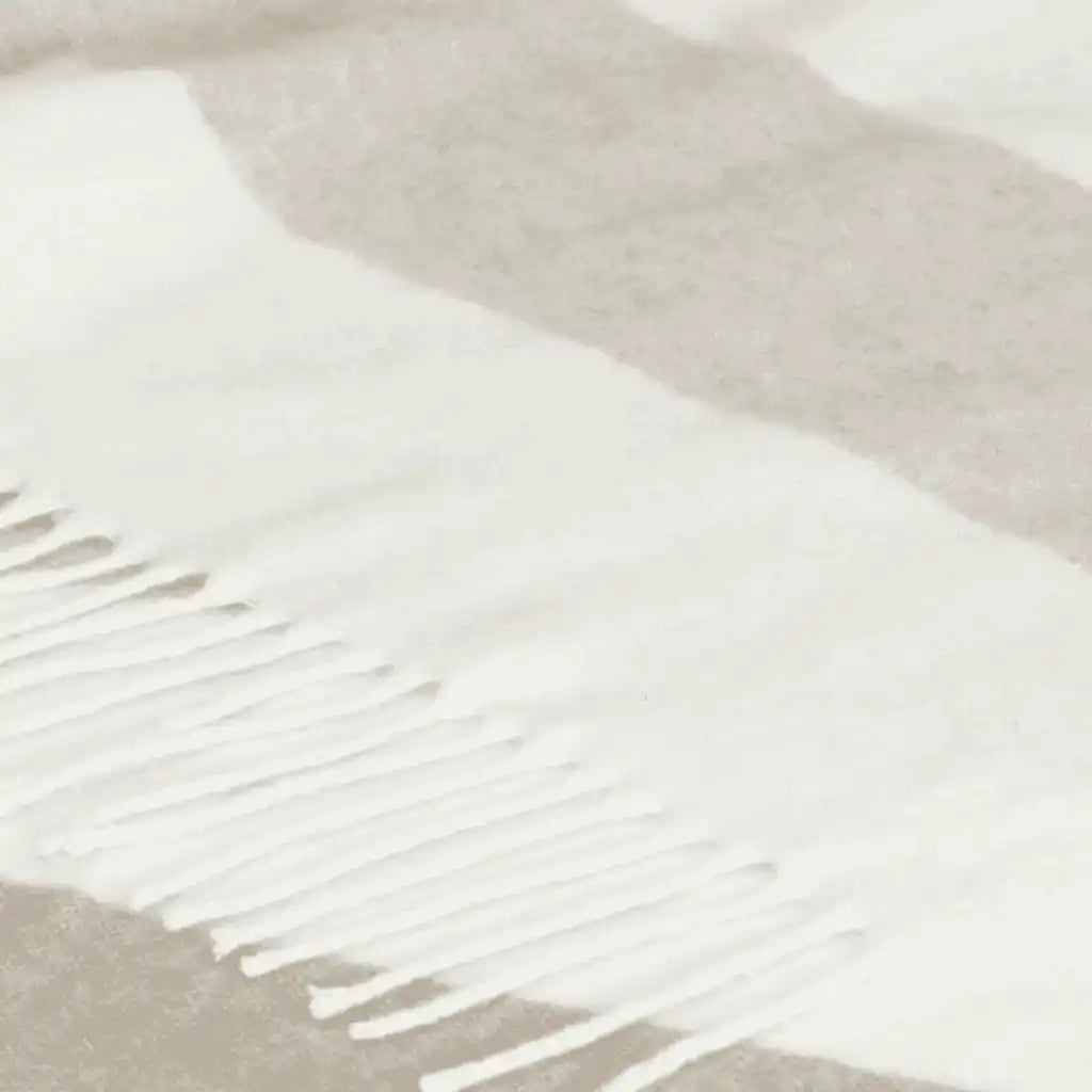 Lähikuva Kosta Linnewäfveri Santa Clara -viltin pehmeästä kashmir-merinovillakankaasta