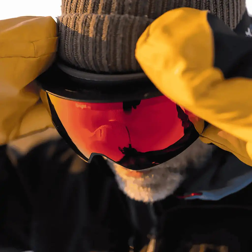 Mies talviaktiviteeteissa Bright Equipment -magneettilaseilla (REVO-linssi) – premium-henkilöstölahja