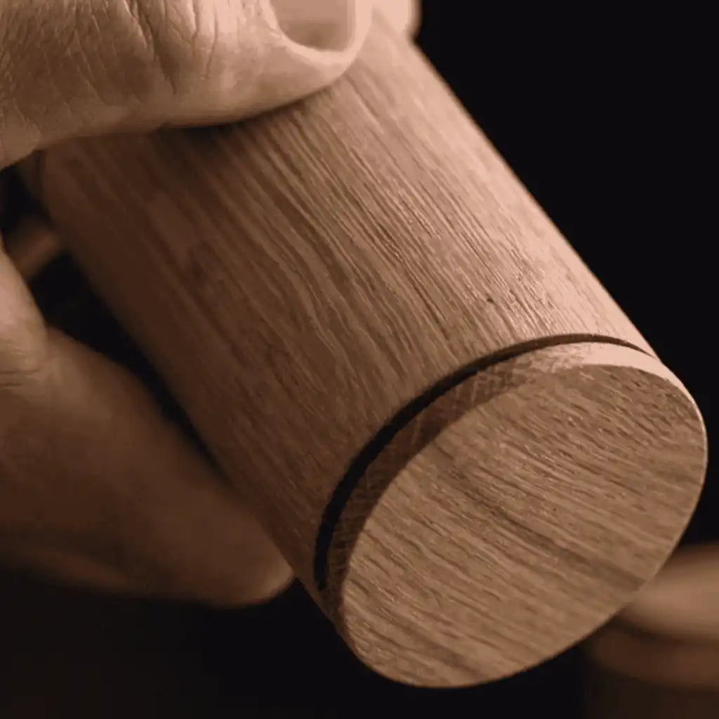 Lähikuva Ekta Living Crush Me -maustemyllyn kauniista tammipuun syykuviosta ja viimeistelystä