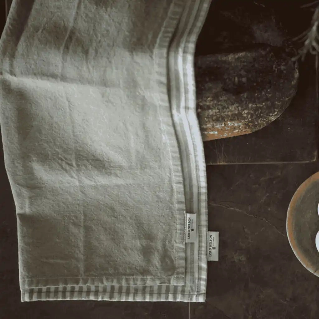 Vihreä Lord Nelson Victory keittiöpyyhe käytössä leipäkorin peitteenä – kaunis ja hyödyllinen lahja