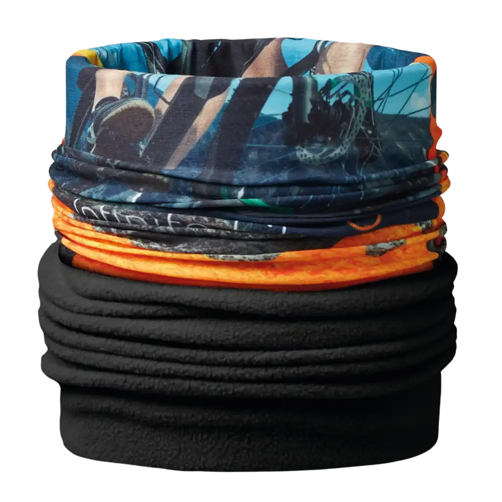 Lämmin fleece tuubihuivi omalla logolla aseteltuna kaulurin tapaan.