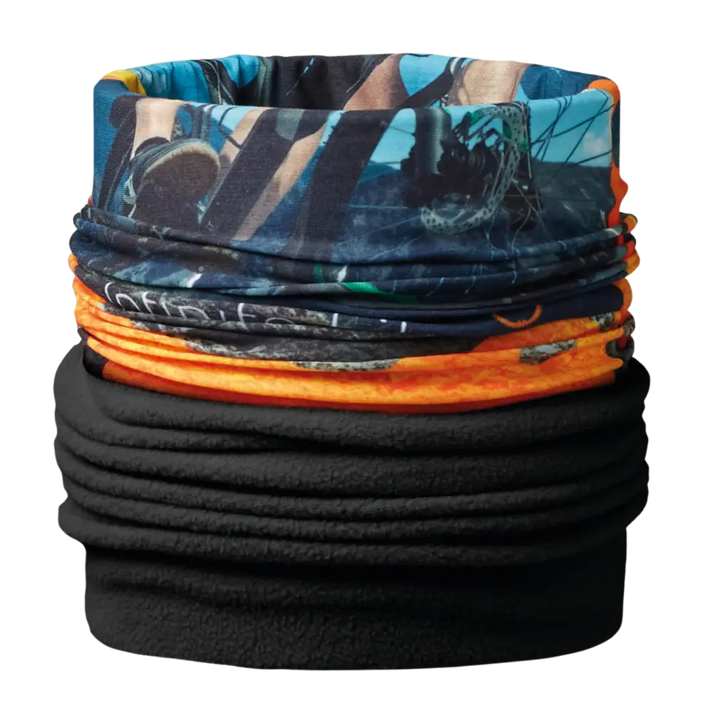 Lämmin fleece tuubihuivi omalla logolla aseteltuna kaulurin tapaan.
