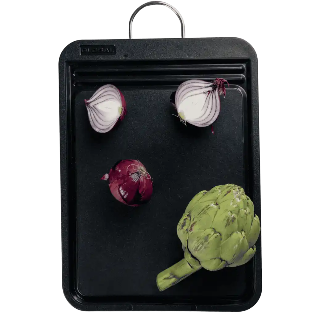 Global muovileikkuulauta käytössä vihannesten pilkkomiseen