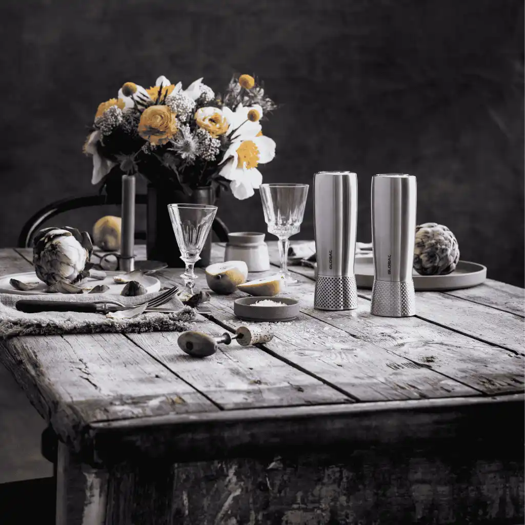 Tyylikäs Global myllysetti käytössä ruokapöydällä – laadukas henkilöstölahja