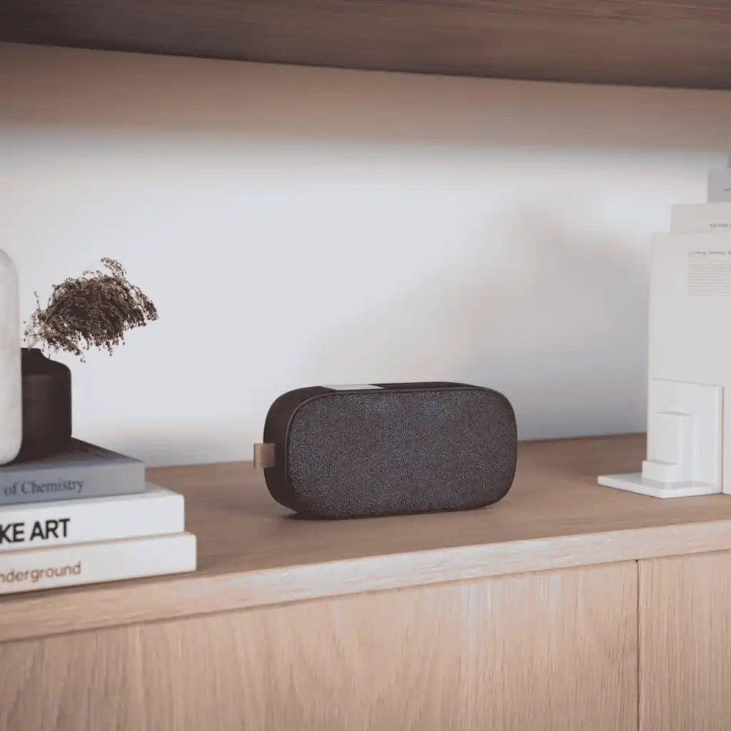 SACKit Go 300 kannettava radio ja kaiutin kodin pöydällä