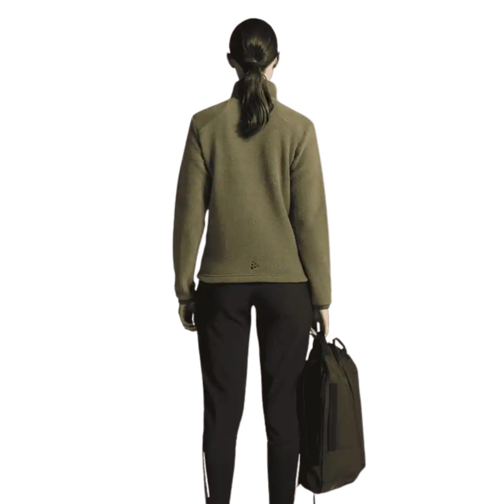 Craft ADV Explore Pile Fleece Jacket W Rift – naisen päällä takaa kuvattuna, lämmin teddy-fleece omalla logolla