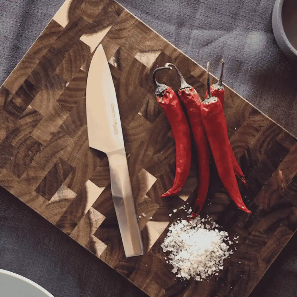 Orrefors Jernverk akaasia leikkuulauta tarjoilualustana chilille ja suolalle ylhäältä kuvattuna