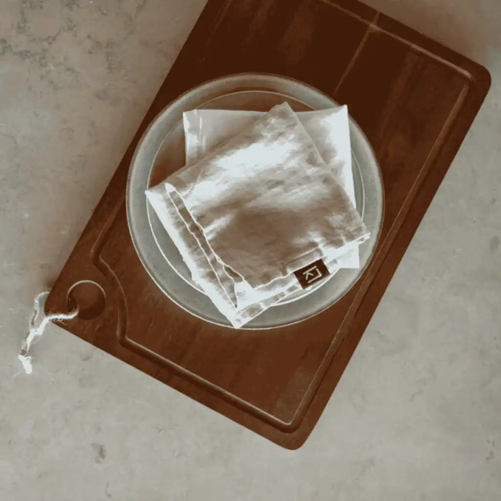 Orrefors Jernverk iso akaasia leikkuulauta käytössä tarjoilualustana ylhäältä – laadukas henkilöstölahja