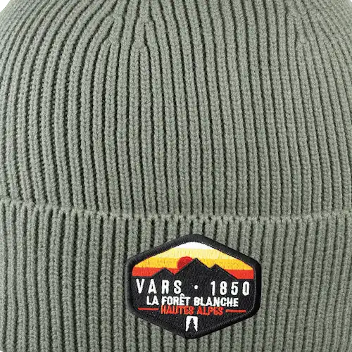 Pipo omalla logolla – brodeerattu kangasmerkki ommeltuna pipoon, viimeistelty badge-look.