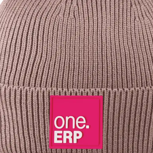 Pipo omalla logolla – 3D kumimerkki Rubber Badge ommeltuna pipoon, jopa 4 väriä ja selkeä tekninen ilme