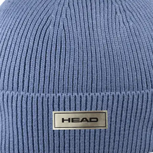 Pipo omalla logolla – kiiltävä laser-merkattu kromi- tai kultamerkki ommeltuna pipoon, näyttävä premium-ilme