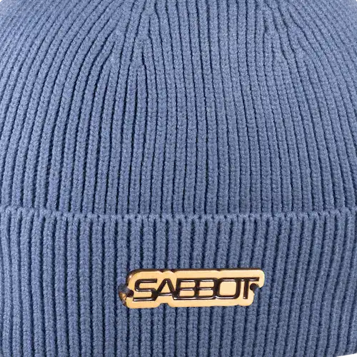 Pipo omalla logolla – kullan värinen metallimerkki ommeltuna pipoon, elegantti ja premium viimeistely