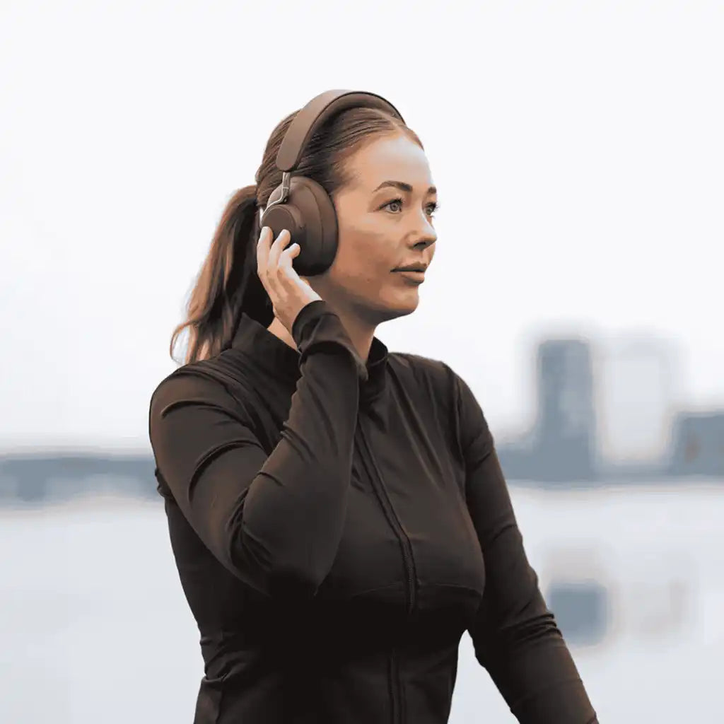 SACKit Touch 310 ANC-kuulokkeet naisella ulkoillessa, sopii henkilöstölahjaksi