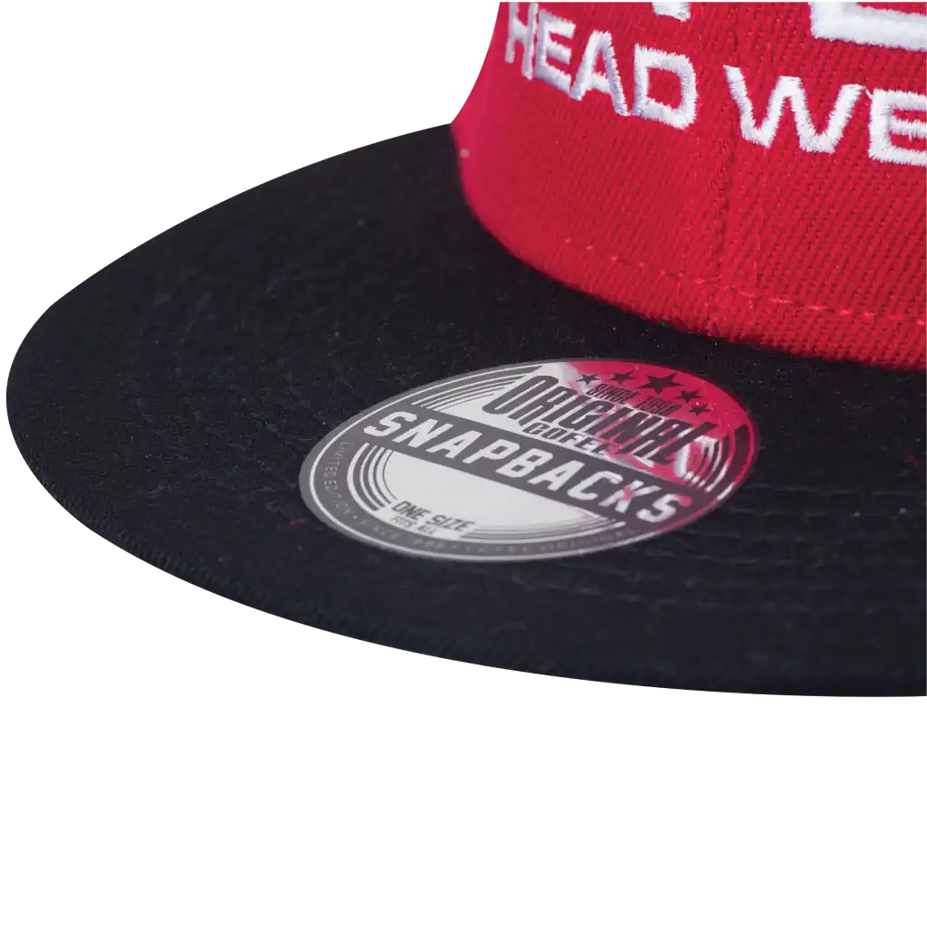 Retro Snapback lippis omalla logolla, lähikuva lipasta.