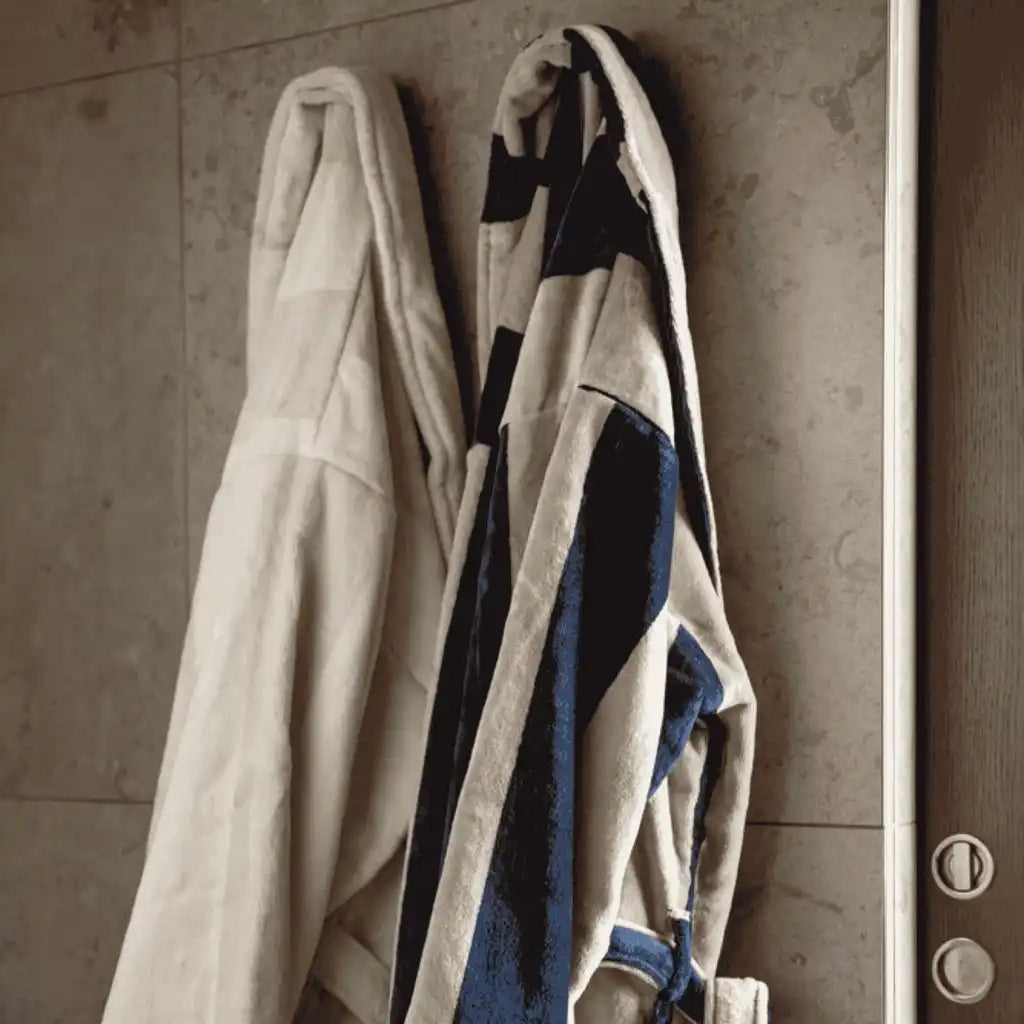 Kaksi eriväristä Kosta Linnewäfveri velour-kylpytakkia ripustettuna pesuhuoneen naulakkoon – hemmotteleva lahjaidea