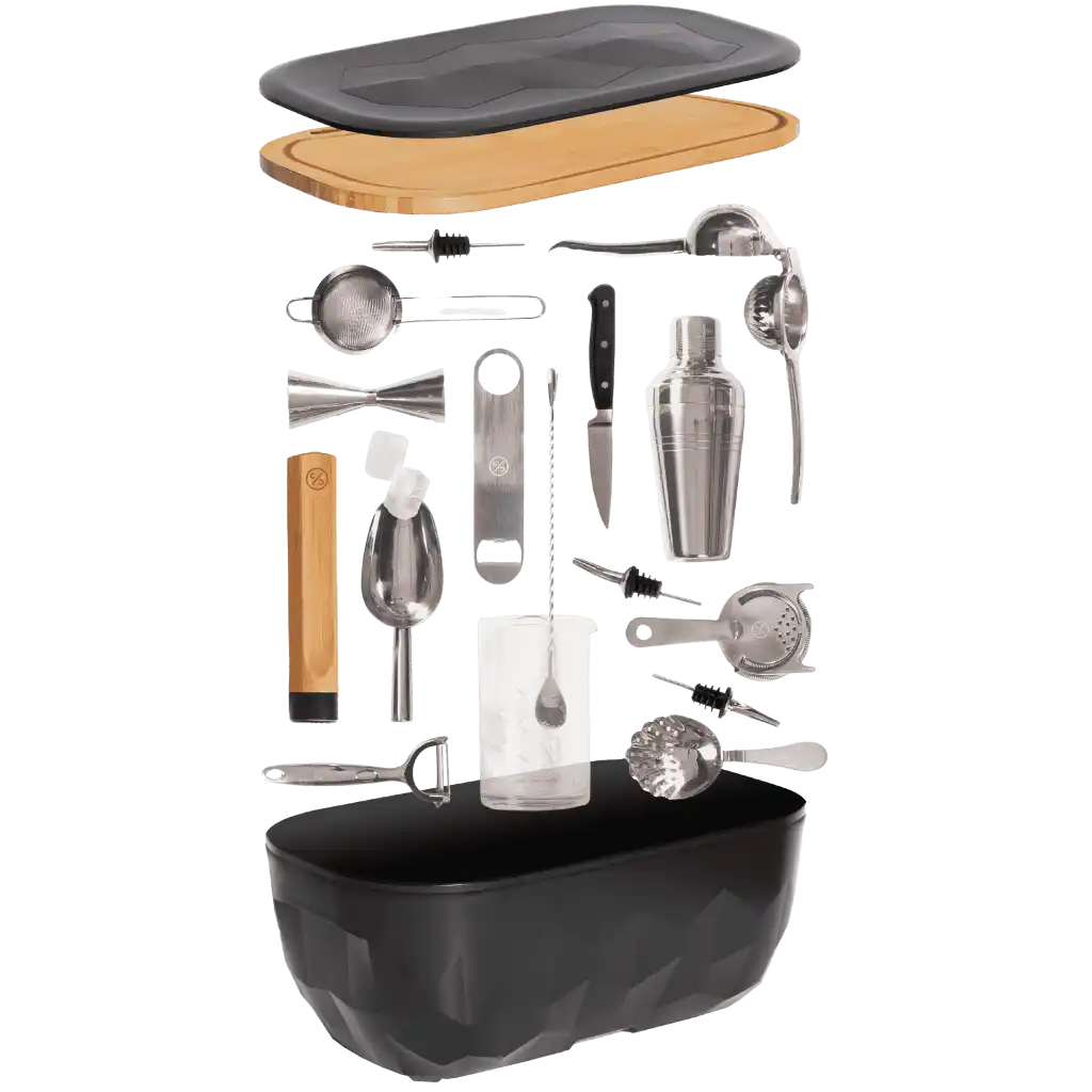 Avattu Cocktail Club -setti, jossa kaikki 17 baarityövälinettä näkyvissä jääastiassa