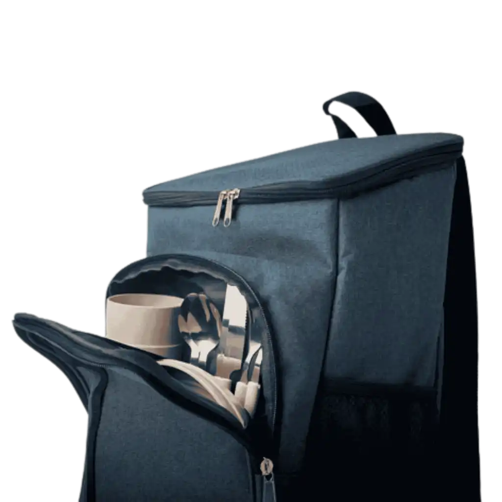 Lähikuva MONTECOOL-kylmälaukun etutaskusta, jossa ruokailuvälineet ovat siististi pakattuna