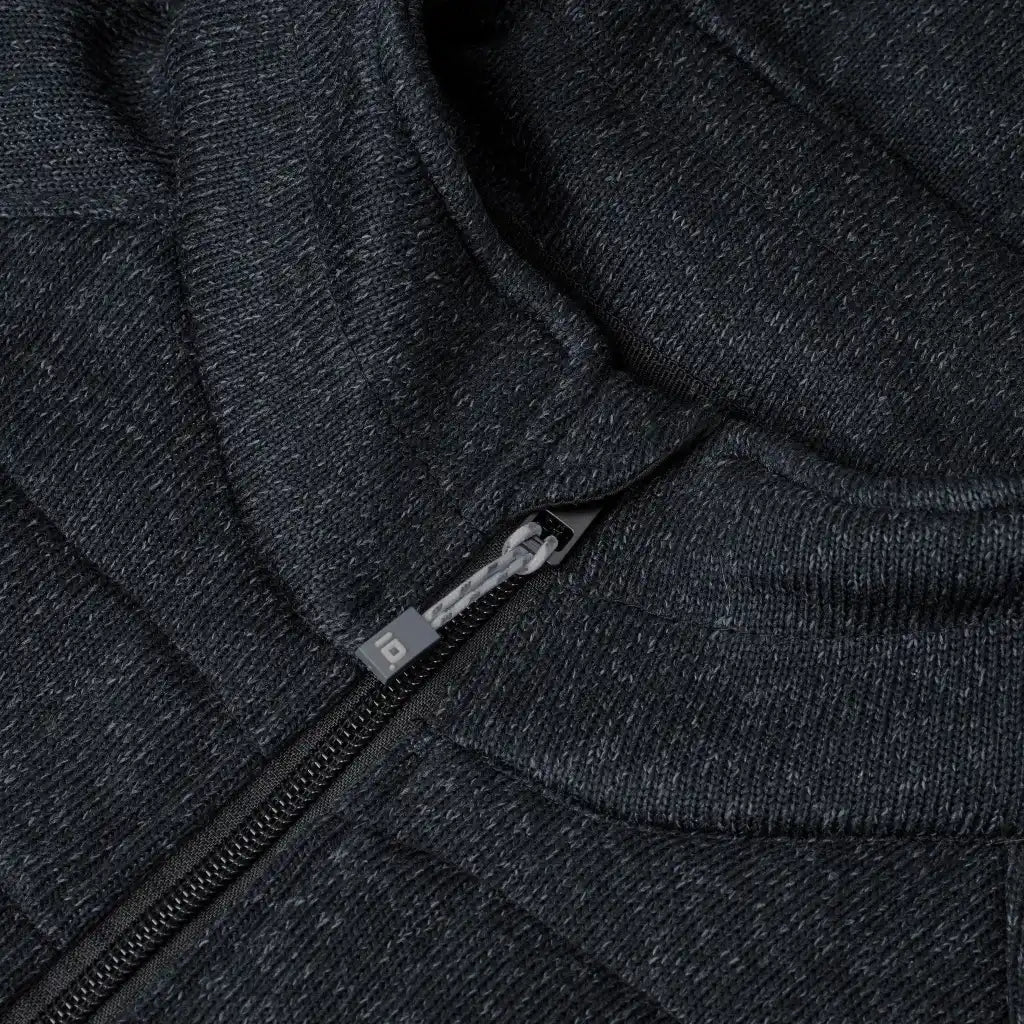 ID® Fleece Jacket 0827 lähikuva kauluksesta ja YKK-vetoketjusta – laadukas viimeistely