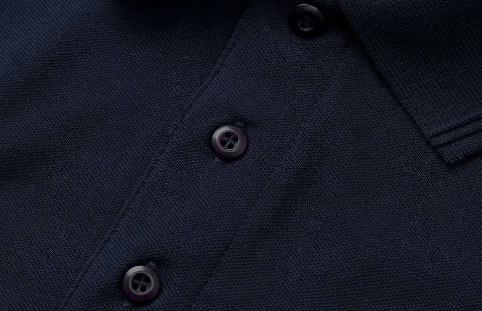 ID PRO Wear 0324 miesten taskuton pikeepaita, tummansininen, kauluksen ja nappilistan yksityiskohta