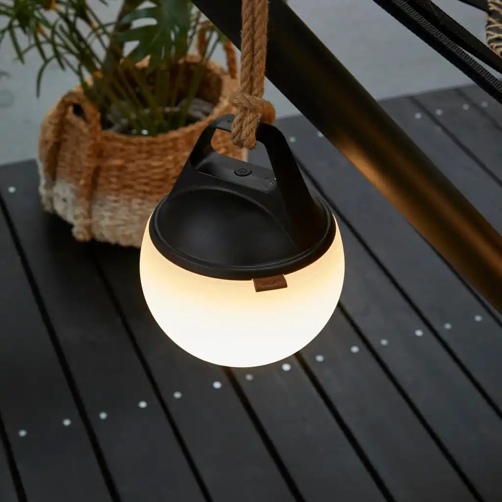 SACKit Light 150 valaisin ripustettuna hamppuköydestään laiturinkaiteeseen, valo päällä